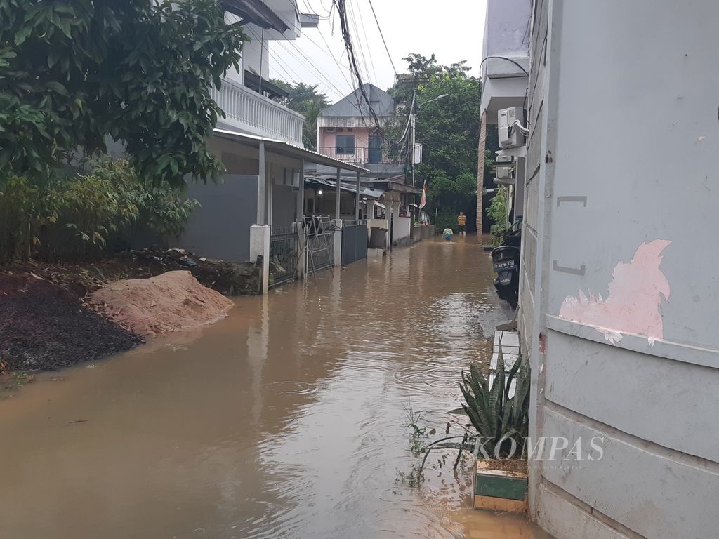 Floods inundated the area of Jalan Zeni AD, Rawajati Subdistrict, Pancoran District, South Jakarta, on Saturday (25/5/2024). The flood, which reached a height of up to 60 centimeters, was caused by the overflowing of the Ciliwung River.