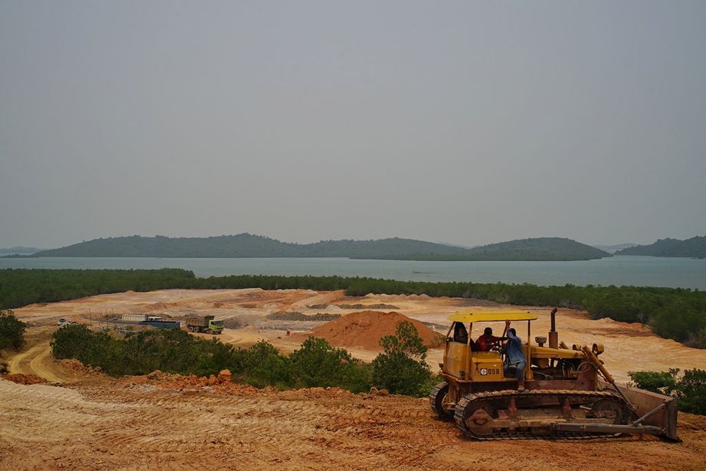 Hutan bakau seluas lebih kurang 5 hektar di Kelurahan Tanjung Piayu, Kecamatan Sei Beduk, Batam, Kepulauan Riau, ditimbun untuk dijadikan tambak udang, Selasa (9/10/2019).