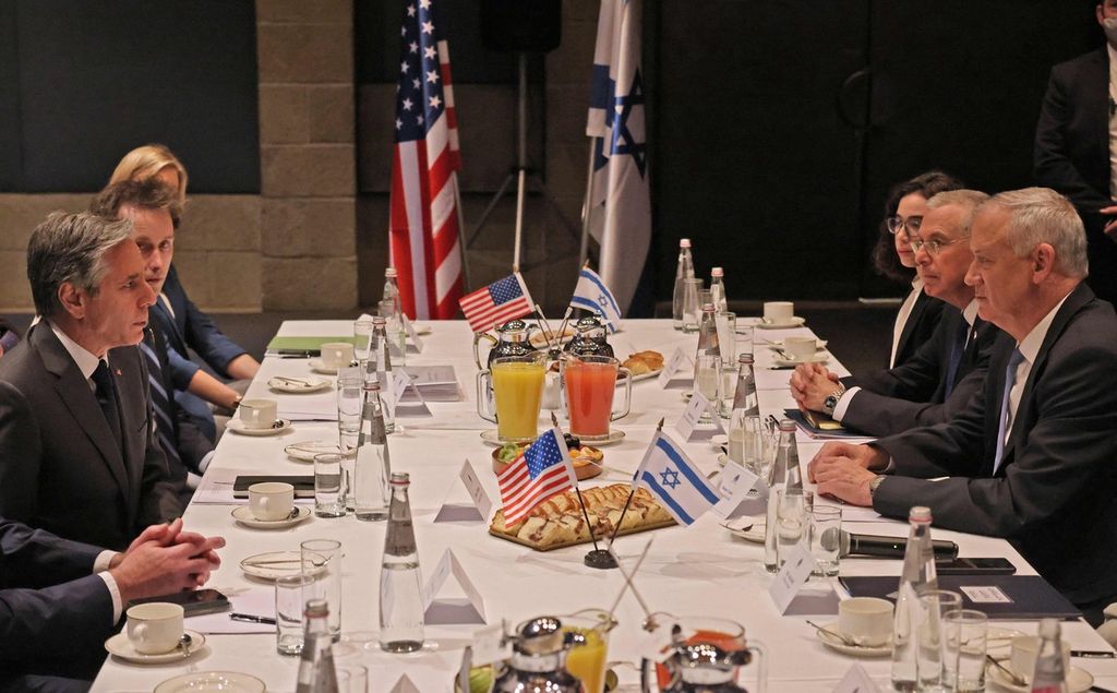 Menteri Luar Negeri AS Antony Blinken (kiri) bertemu dengan Menteri Pertahanan Israel Benny Gantz (kanan) di Jerusalem, Minggu (26/3/2022). 