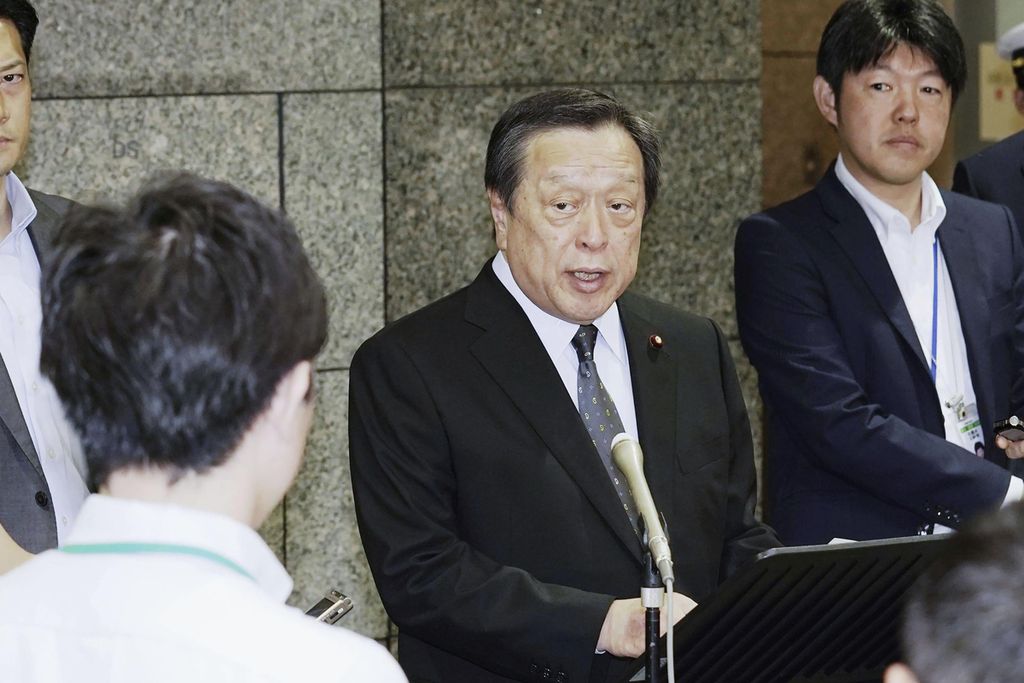 Menteri Pertahanan Jepang Yasukazu Hamada berbicara kepada media menanggapi peluncuran rudal jarak jauh Korea Utara, Rabu (12/7/2023). Perdana Menteri Jepang Fumio Kishida memerintahkan stafnya untuk bersiaga pasca-peluncuran rudal tersebut. 