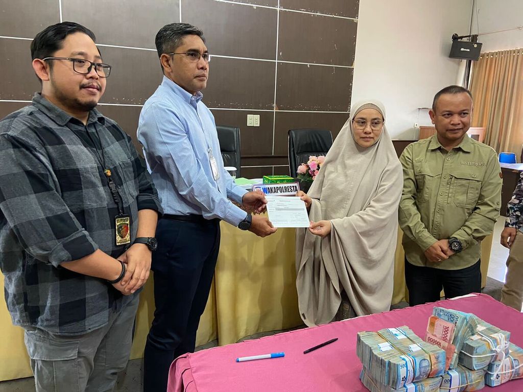 Anggota staf Komisi Kebenaran dan Rekonsiliasi Aceh mengembalikan kerugian negara yang dititipkan kepada kepolisian dari kasus surat perintah perjalanan dinas fiktif sebesar Rp 258 juta, Kamis (7/9/2023), di Banda Aceh, Aceh. Uang tersebut akan dikembalikan ke kas daerah.