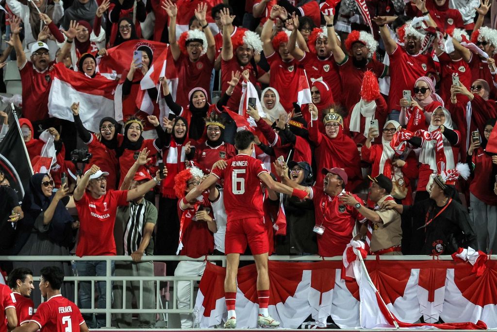 Pemain Indonesia, Ivar Jenner (tengah/6), merayakan golnya ke gawang Irak di tribune penonton pada laga perebutan posisi ketiga Piala Asia U-23 di Stadion Abdullah bin Khalifa, Doha, Kamis (2/5/2024).