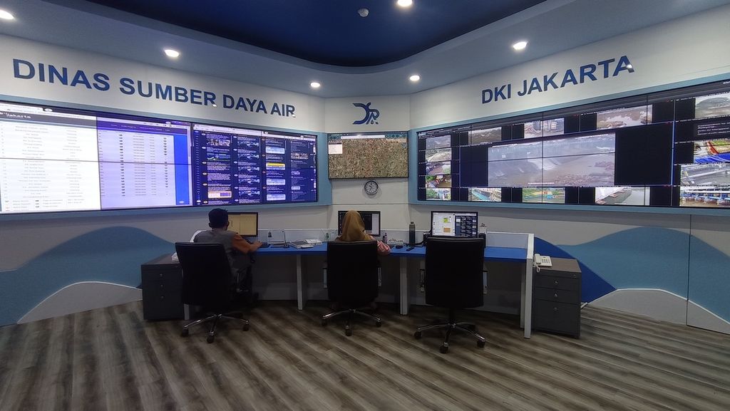 Petugas dari Dinas Sumber Daya Air Jakarta memantau tinggi muka air dari ruang kendali, Jumat (3/2/2023).