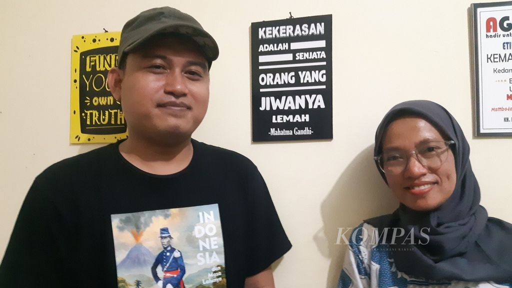 Asih Widyowati bersama suaminya, Abdul Rosyidi, saat diwawancarai di Kabupaten Cirebon, Jawa Barat, Rabu (11/1/2023). Mereka mendirikan Umah Ramah, lembaga yang fokus pada isu seksualitas, kesehatan reproduksi, dan kekerasan seksual.