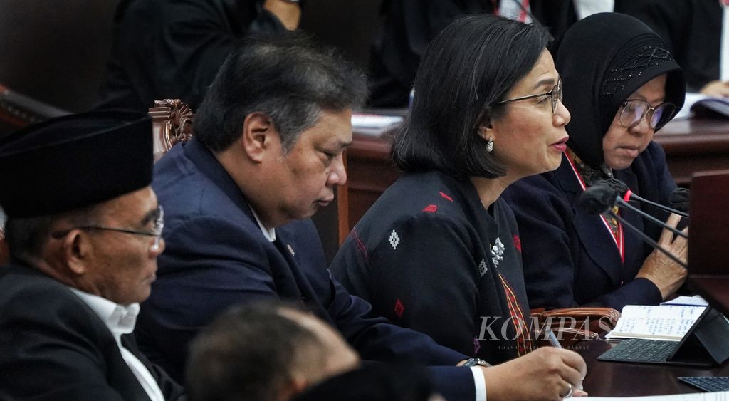 Minister of Social Affairs Tri Rismaharini, Minister of Finance Sri Mulyani, Coordinating Minister for Economic Affairs Airlangga Hartarto, and Coordinating Minister for Human Development and Cultural Affairs Muhadjir Effendy (from right to left) appeared as witnesses in the continuation of the dispute settlement hearing at the Constitutional Court in Jakarta on Friday (5/4/2024).