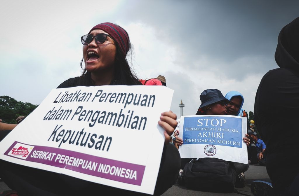 Aksi puluhan perempuan pada Hari Perempuan Internasional, Kamis (8/3), di Monas, Jakarta. Aksi ini meminta pemerintah berperan aktif dalam isu-isu perempuan.