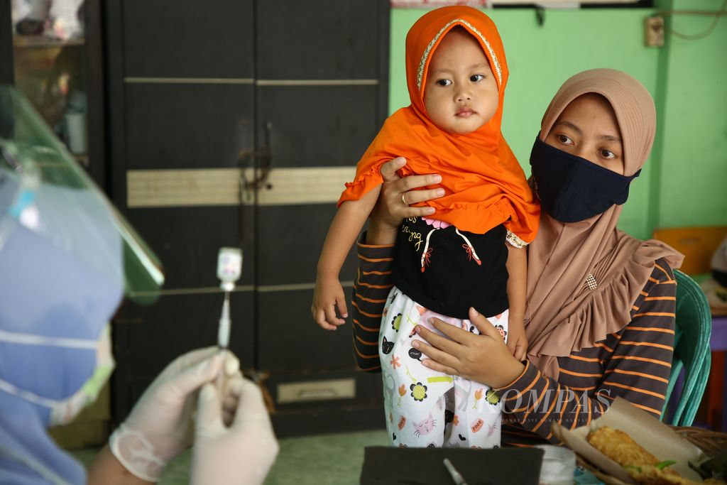 Anak Balita menunggu untuk diimunisasi di Posyandu Nusa Indah, Bulakwareng, Larangan, Kota Tangerang, Banten, Sabtu (8/8/2020). 
