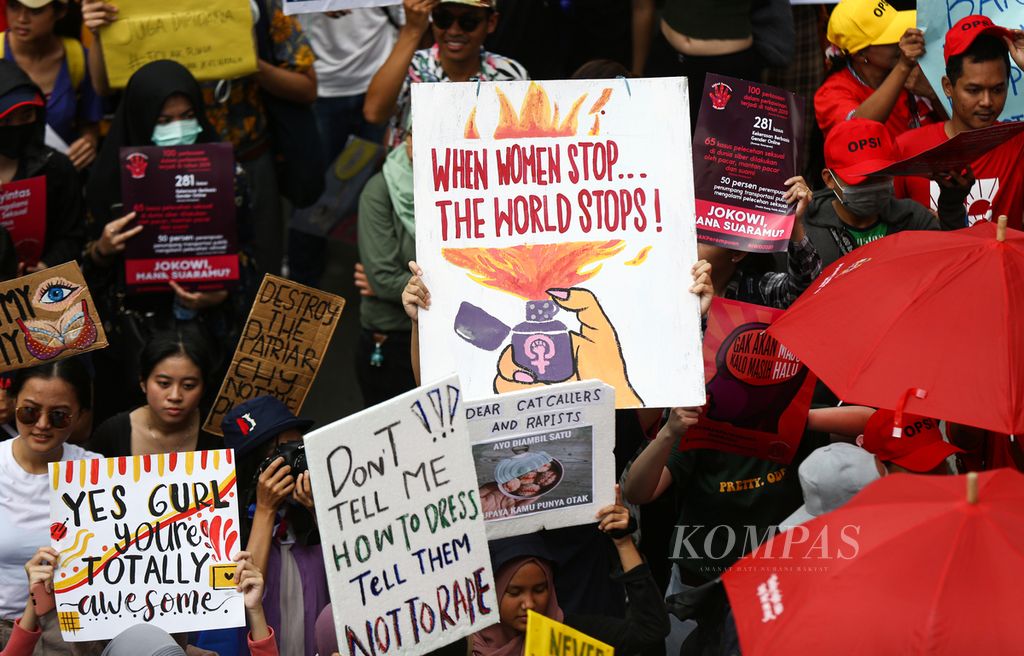 Peserta aksi membentangkan poster protes dalam aksi damai memperingati Hari Perempuan Sedunia (International Womens Day) 2020 bersama Aliansi Gerakan Perempuan Antikekerasan (Gerak Perempuan) di Jalan MH Thamrin, Jakarta Pusat, Minggu (8/3/2020). Aksi tersebut menuntut pembahasan dan pengesahan RUU Penghapusan Kekerasan Seksual, RUU Perlindungan Pekerja Rumah Tangga, RUU Pengakuan dan Perlindungan Masyarakat Adat, dan ratifikasi konvensi ILO 190 tentang penghapusan kekerasan dan pelecehan dunia kerja.
