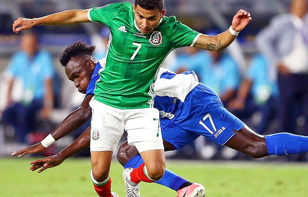 Gelandang Meksiko,   Orbelin Pineda (7), berusaha mengontrol bola di tengah upaya penyerang Honduras, Alberth Elis (17), membayang- bayangi, pada laga perempat final Piala Emas CONCACAF di Stadion Universitas Phoenix, Glendale, Arizona, Amerika Serikat, Jumat (21/7) pagi WIB.
