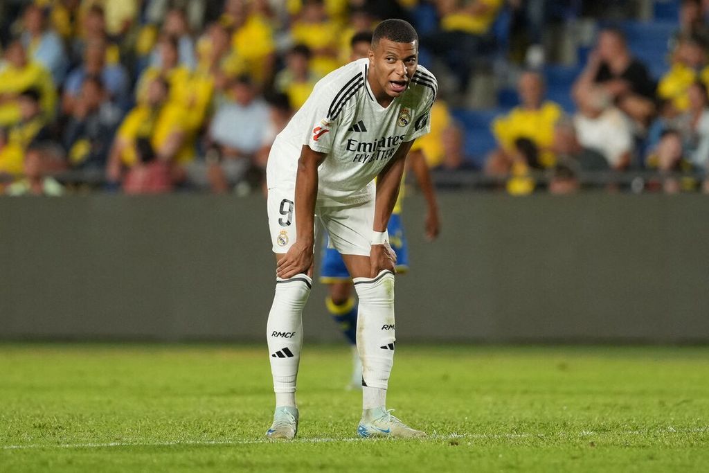 Ekspresi striker Real Madrid Kylian Mbappe saat laga Liga Spanyol melawan UD Las Palmas di Las Palmas, Jumat (30/8/2024) dini hari WIB. Mbappe masih belum mencetak gol di La Liga.