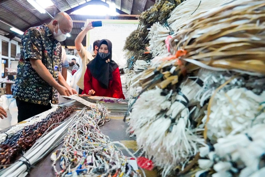 Aktivitas merajut kain tenun di Rumah Tenun Magelang yang berada di Tonoboyo Bandongan, Kabupaten Magelang, Jawa Tengah, pertengahan September 2022, 