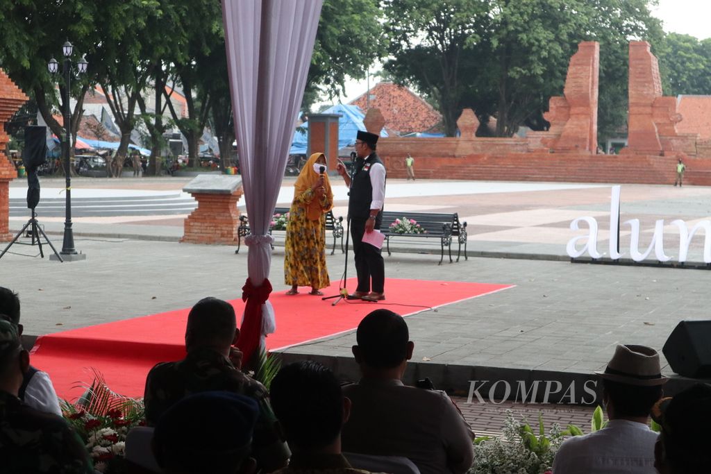 Gubernur Jawa Barat Ridwan Kamil (kanan) berbincang bersama seorang warga sebelum meresmikan Alun-alun Sangkala Buana, Kota Cirebon, Jawa Barat, Jumat (4/2/2022). Alun-alun itu berada di dekat Keraton Kasepuhan dan Masjid Agung Sang Cipta Rasa yang dibangun akhir abad ke-14. 