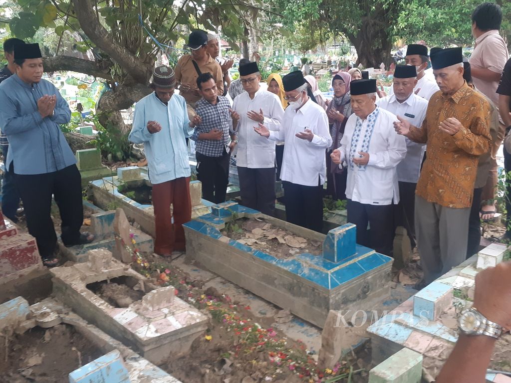 Pimpinan dari Pondok Modern Darussalam Gontor, Ponorogo, Jawa Timur, mendatangi makam Albar Mahdi (17) di TPU Sei Selayur Palembang, Sumatera Selatan, Jumat (9/9/2022). Albar adalah santri yang meninggal diduga karena tindak kekerasan oleh seniornya di dalam ponpes.