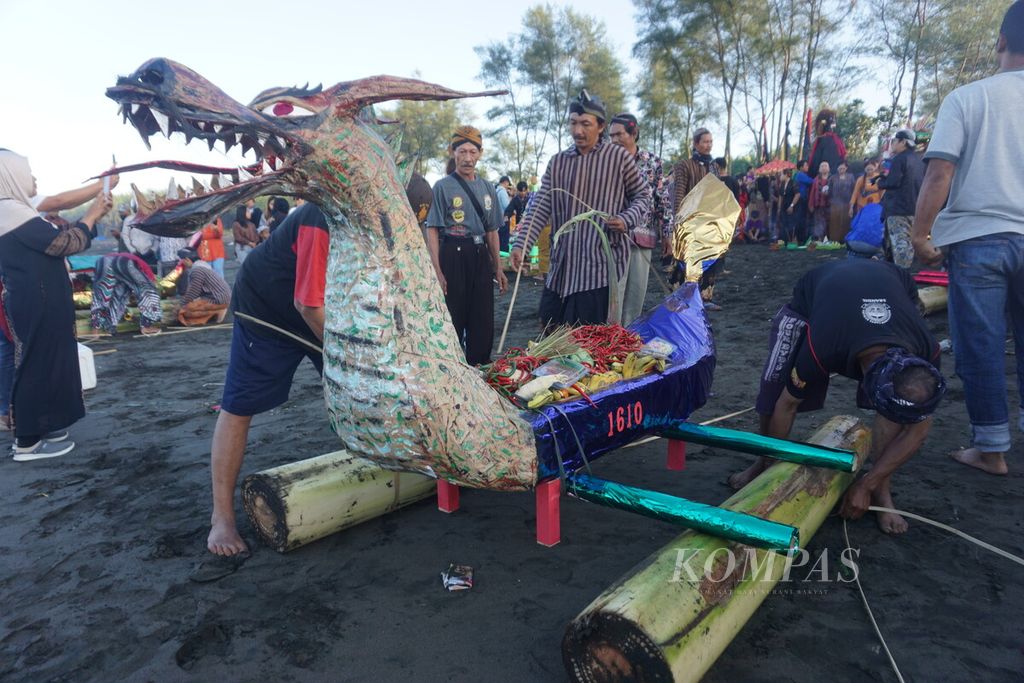 Aneka hasil bumi, seperti sayur dan buah-buahan, siap dilarung bersama dengan pelepasliaran 38 tukik ke Pantai Srandil, Cilacap, Jawa Tengah, Jumat (21/7/2023).
