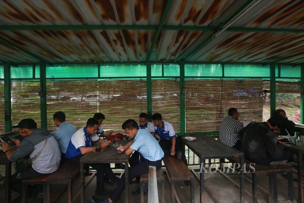 Pekerja formal memanfaatkan waktu istirahat makan siang di kawasan Kuningan, Jakarta, Senin (14/2/2022). 