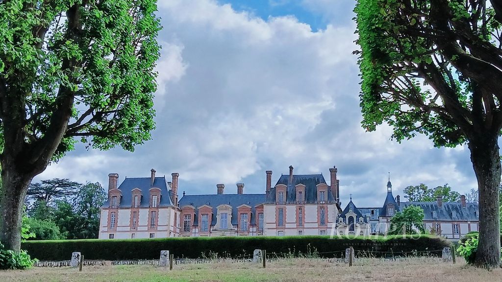 Suasana kawasan kastil bernama Chateau de Thoiry di Desa Thoiry, Perancis, Rabu (19/7/2023). Kastil itu dibangun pada abad ke- 16 dengan arsitek Raoul Moreau dan Philibert de L'Orme. Kastil yang berada di kawasan seluas 150 hektar itu dikelilingi oleh taman botani dan kebun binatang.