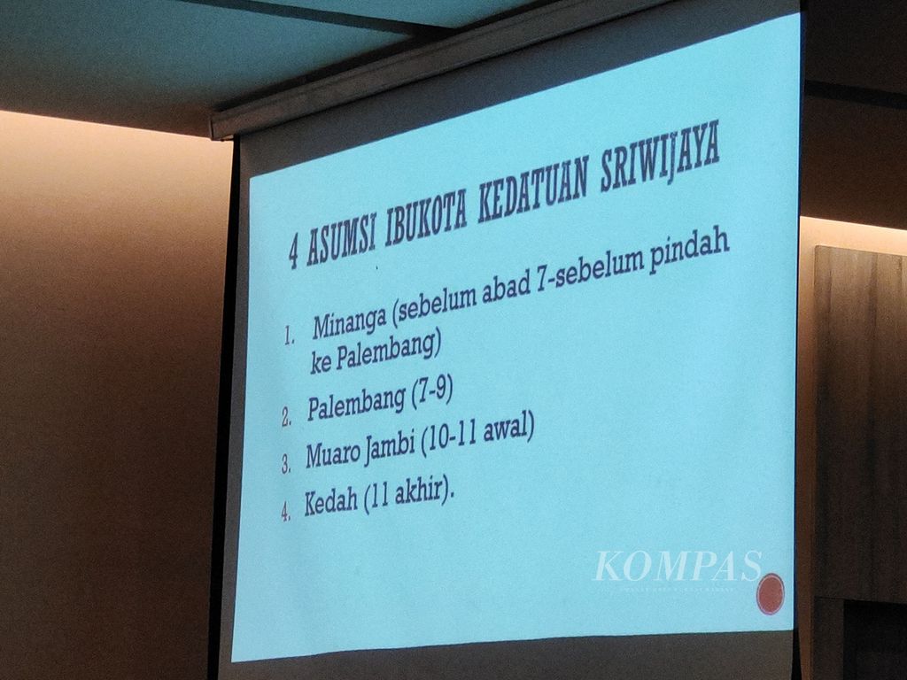 Keterangan yang menjelaskan proses perpindahan ibu kota Sriwijaya yang ditampilkan dalam Rapat Koordinasi Persiapan Penelusuran dan Penyelamatan Arsip Sejarah Kemaritiman Sriwijaya di Palembang, Sumatera Selatan, Rabu (22/5/2024).