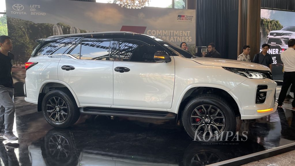 Toyota Fortuner varian 2.8 Gr Sport 4x4 with TSS diluncurkan di kawasan Senayan, Jakarta Pusat, Jumat (6/9/2024). Ini adalah varian tertinggi dari sembilan varian versi penyegaran atau facelift yang dibanderol dengan harga Rp 761,7 juta <i>on the road</i> Jakarta. 