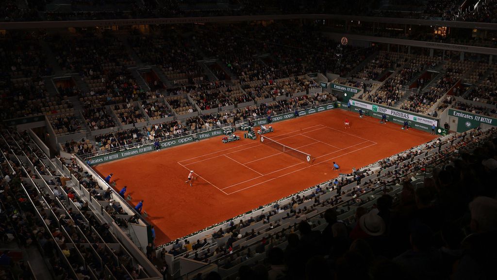 Suasana pertandingan antara petenis Jepang, Yoshihito Nishioka (kiri), melawan petenis Serbia, Novak Djokovic, pada hari kedua turnamen tenis Perancis Terbuka di Stadion Rolland Garros, Paris, Senin (23/5/2022). Djokovic menang 6-3, 6-1, 6-0.  Juara bertahan tunggal putra Perancis Terbuka, Novak Djokovic, akan melawan Rafael Nadal pada pertandingan perempat final Perancis Terbuka 2022, Rabu (1/6/2022) dini hari WIB.