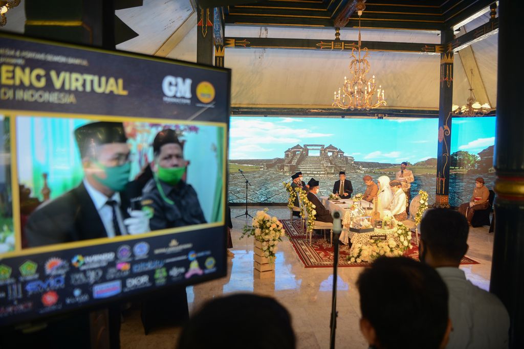 Pasangan Darmansyah Nugraha dan Ardhia Amalia mengikuti prosesi ijab kabul pada acara Nikah Bareng Virtual di Pendopo Agung Royal Ambarrukmo, Sleman, DI Yogyakarta, Senin (29/6/2020). 