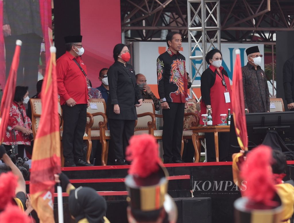 Presiden Joko Widodo (tengah) didampingi Wakil Presiden Maruf Amin (kanan) bersama Ketua Umum PDI Perjuangan (PDI-P) Megawati Soekarnoputri (dua dari kanan) didampingi Ketua DPP PDI-P Puan Maharani (dua dari kiri) dan Sekjen PDI-P Hasto Kristiyanto (kiri) hadir dalam puncak acara HUT Ke-50 PDI-P, di Jakarta, Selasa (10/1/2023). 