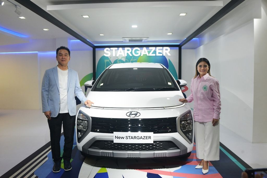 Woojune Cha, President Director Hyundai Motors Indonesia (kiri), dan Astrid Ariani Wijana, Head of Marketing Department Hyundai Motors Indonesia, berfoto bersama New Hyundai Stargazer di Jakarta, Senin (17/7/2023).