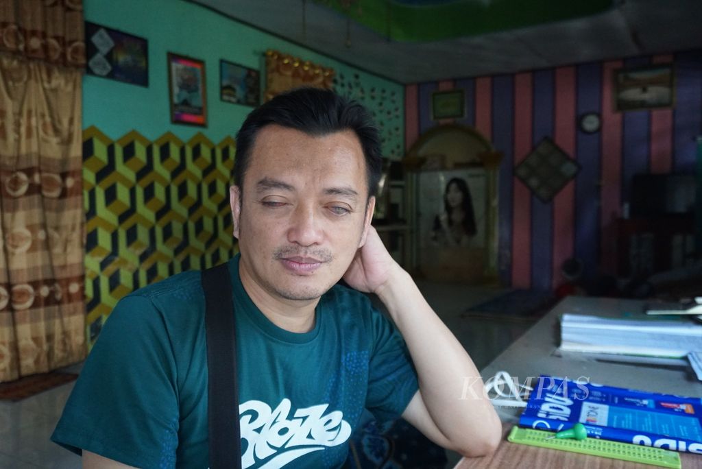 Bobby Onsent (46), pemilik Klinik Pijat Nusantara, ketika ditemui di Sekretariat Ikatan Tunanetra Muslim Indonesia Sulawesi Utara di Paal IV, Manado, Sulut, Selasa (26/4/2022).