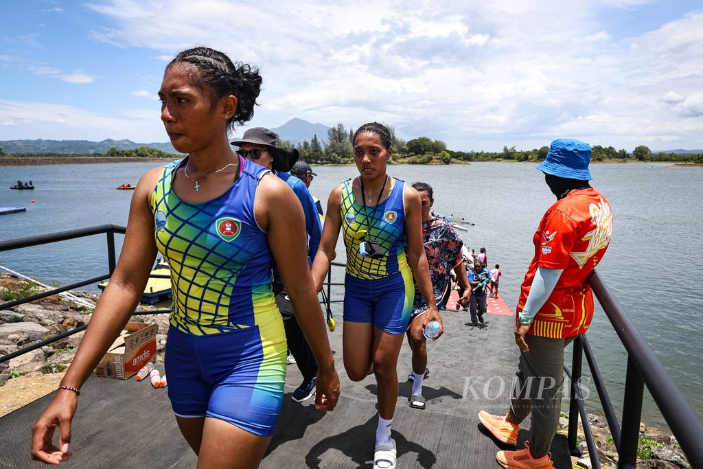 Issa Behuku (kiri) dan tim dayung Maluku setelah berlomba pada final dayung rowing nomor Quadruple<i></i>Scull Putri (W4X) dalam PON Aceh-Sumut 2024 di Waduk Keuliling, Aceh Besar, Aceh, Kamis (12/9/2024). Tim dayung Jawa Barat meraih medali emas pada nomor ini dengan catatan waktu 7 menit 40,707 detik.