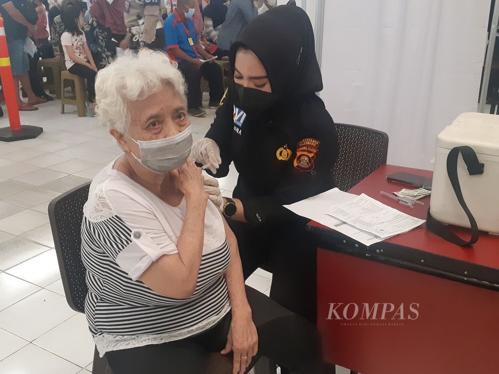 Seorang warga lanjut usia mengikuti vaksinasi Covid-19 di salah satu sentra vaksinasi di Palembang, Sumatera Selatan, Jumat (18/2/2022). Percepatan vaksinasi dilakukan karena kasus positif covid-19 di Sumsel kian merebak.