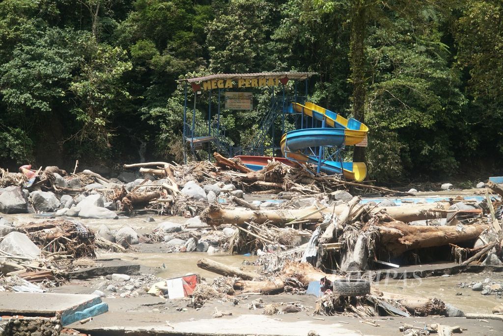 The bathing tourist attraction was damaged due to flash floods or galodo in the Anai Valley area, Sepuluh Koto District, Tanah Datar Regency, West Sumatra, Monday (13/5/2024).