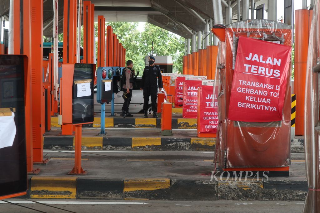 Petugas berjaga di Gerbang Tol Palimanan, Kabupaten Cirebon, Jawa Barat, Selasa (26/4/2022). 