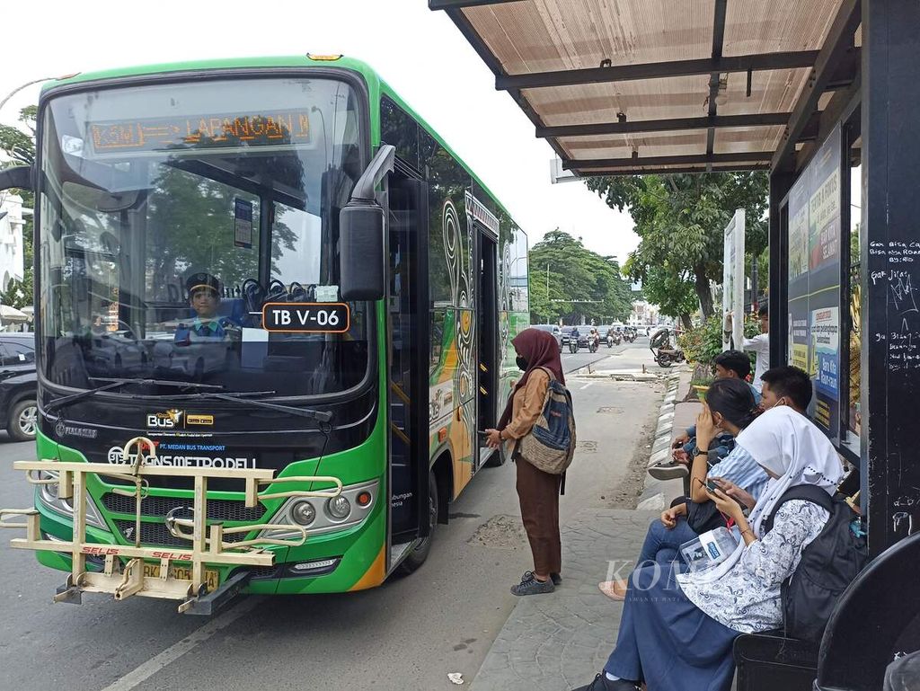 Masyarakat menunggu bus Trans Metro Deli di halte Jalan Balai Kota, Medan, Sumatera Utara, Jumat (8/9/2023). 