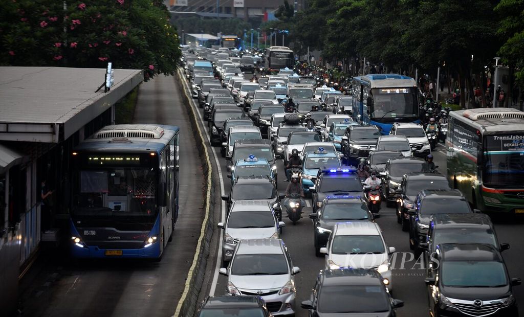 Lalu lintas kendaraan di kawasan Jalan Sudirman, Jakarta, Selasa (30/5/2023). Polusi udara di Jakarta terus menjadi persoalan lingkungan terbesar yang berisiko terhadap kesehatan. 