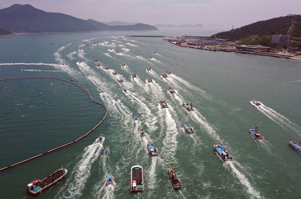 Kapal-kapal nelayan Korea Selatan berparade di laut untuk memprotes rencana pelepasan air olahan dari PLTN Fukushima Daiichi, 23 Juni 2023. 