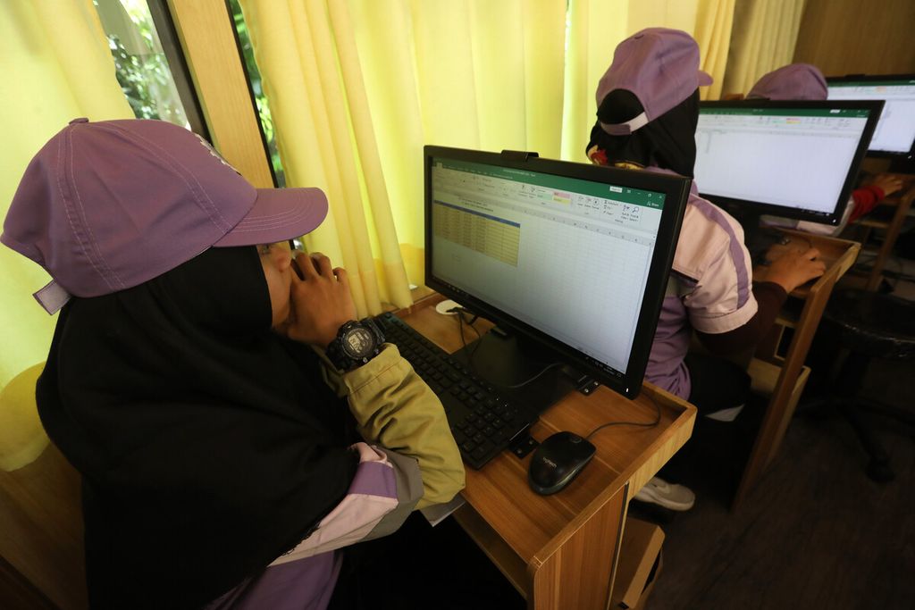 Peserta mengikuti pelatihan operator komputer di dalam kendaraan <i>mobile training unit</i> (MTU) Dinas Tenaga Kerja, Transmigrasi dan Energi (Nakertransgi) DKI Jakarta di kawasan, Semper Timur, Jakarta Utara, Rabu (22/2/2023). 