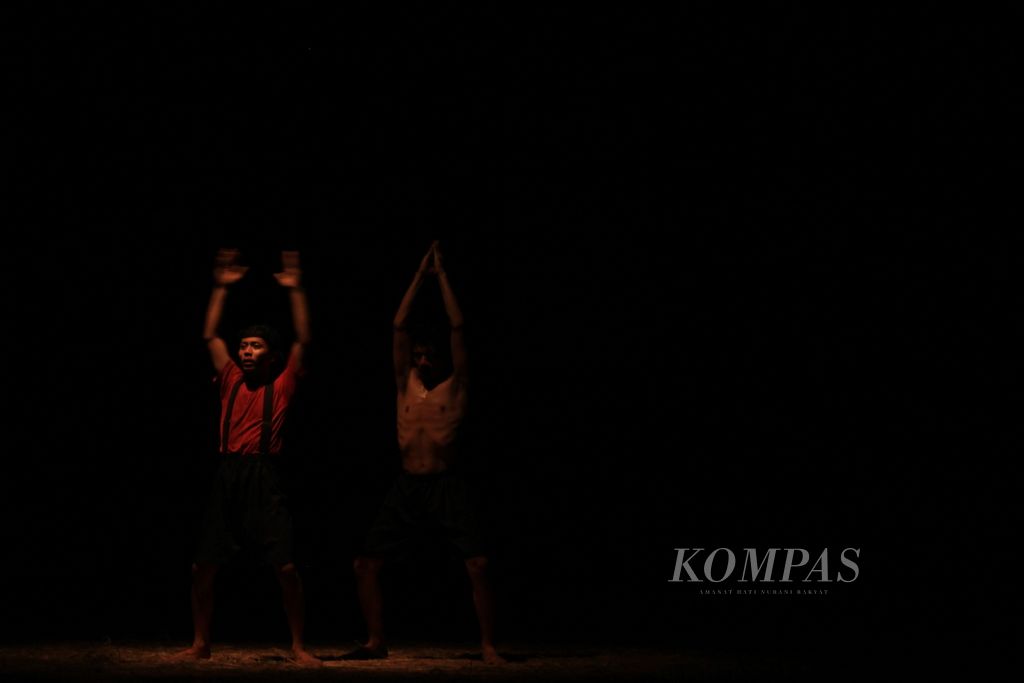 Aktor kelompok teater Celah Celah Langit menampilkan adegan dalam lakon <i>Bedol Desa: Ode Tanah II</i> di Kota Bandung, Jawa Barat, Rabu (5/10/2022). Pertunjukan ini menyuarakan nasib petani yang terpinggirkan di negeri agraris. 