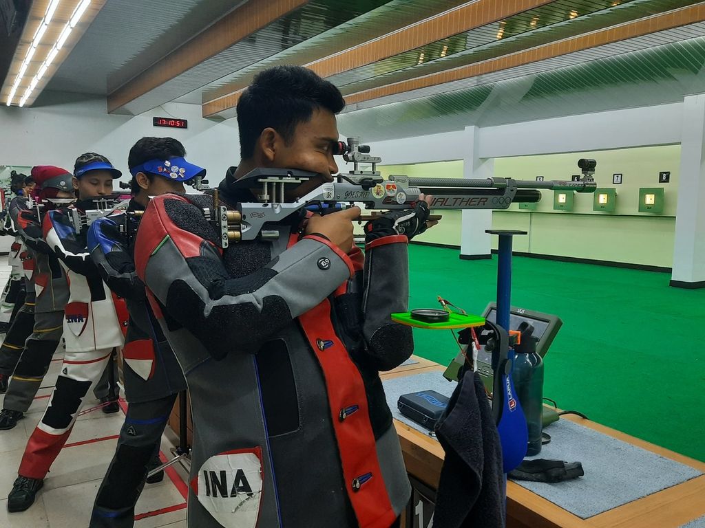 Tim senapan berlatih dalam pemusatan latihan nasional di Lapangan Tembak, Senayan, Jakarta, Rabu (23/11/2022).