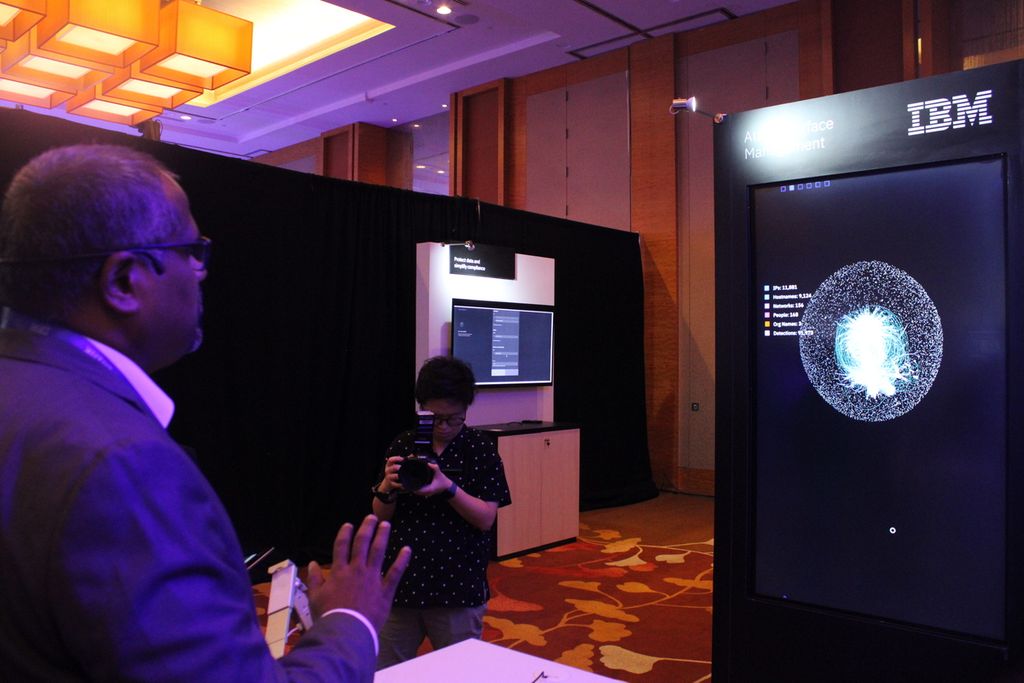 Salah satu peserta mencontohkan penggunaan teknologi IBM Randori untuk keamanan data di dunia maya IBM Think 2023 di Sands Expo and Convention Centre, Singapura, Rabu (13/9/2023). Teknologi besutan IBM ini mendeteksi potensi serangan dan kerentanan sistem.