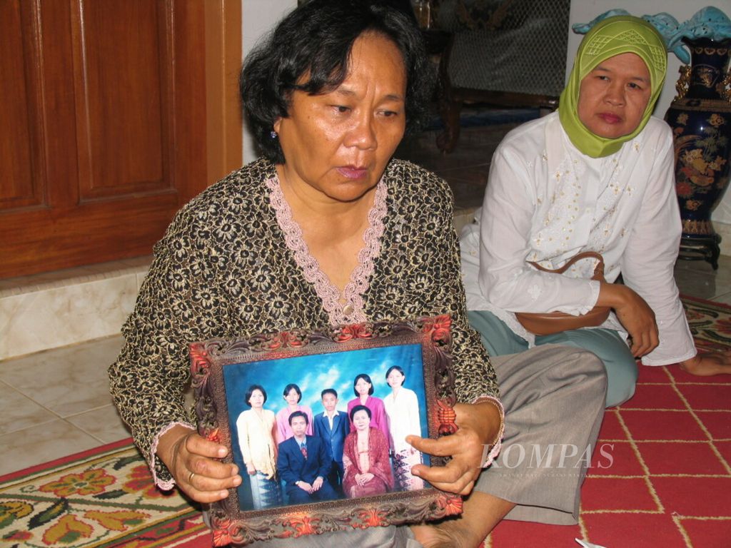 Risnawati (55) ibu dari Verawati Katarina (27) pramugari pesawat Adam Air yang jatuh, sedang menunjukkan foto anaknya, Selasa (2/1) di rumah keluarga di Palembang. Keluarga berharap Verawati dapat ditemukan dalam keadaan selamat.