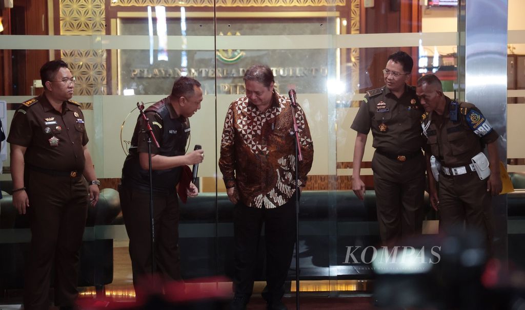 Menteri Koordinator Bidang Perekonomian Airlangga Hartarto seusai diperiksa di Kejaksaan Agung, Jakarta, Senin (24/7/2023). 