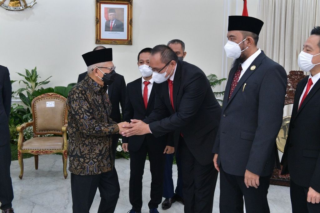 Wakil Presiden Ma’ruf Amin bersalaman dengan para pengurus Jaringan Pengusaha Nasional (Japnas) di Istana Wapres, Jakarta, Kamis (24/8/2022). Japnas menyelenggarakan musyawarah nasional I yang dibuka Wapres Amin.