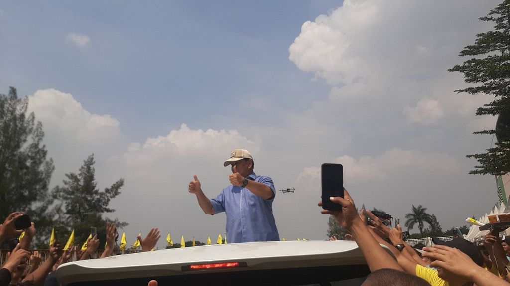 Calon presiden nomor urut 2, Prabowo Subianto, menyapa para pendukungnya di Stadion Pakansari, Bogor, Jawa Barat, Sabtu (6/1/2024).