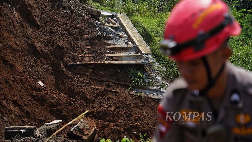 Jebolan tebing jalan tol yang longsor di Tol Bogor Ciawi Sukabumi (Bocimi) Km 64 di Desa Purwasari, Cicurug, Kabupaten Sukabumi, Jawa Barat, Kamis (4/4/2024). 