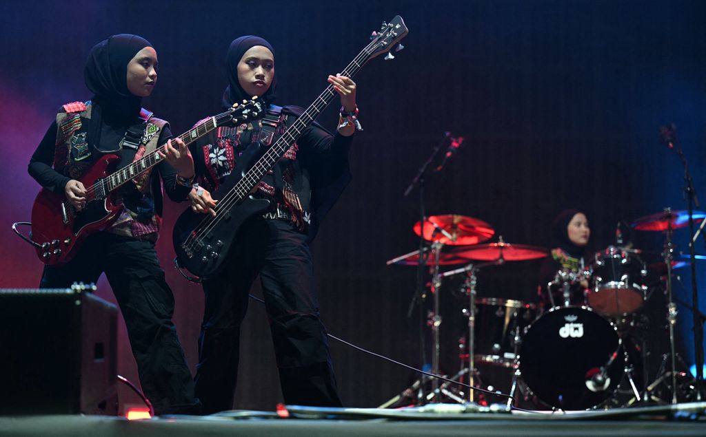 Band rock Indonesia, Voice of Baceprot, beranggotakan Firda Marsya Kurnia (kiri), Widi Rahmawati (tengah), dan drumer Euis Siti Aisyah, tampil di panggung Woodsies pada hari ketiga festival Glastonbury di Worthy Farm, di desa Pilton, Somerset, barat daya Inggris, Jumat (28/6/2024). 