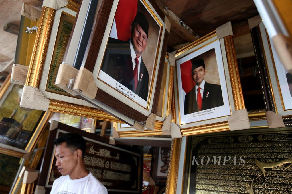 Pedagang menjajakan foto Presiden dan Wakil Presiden terpilih 2024-2029 Prabowo Subianto dan Gibran Rakabuming Raka di kawasan Pasar Baru, Jakarta Pusat, Selasa (23/4/2024). 