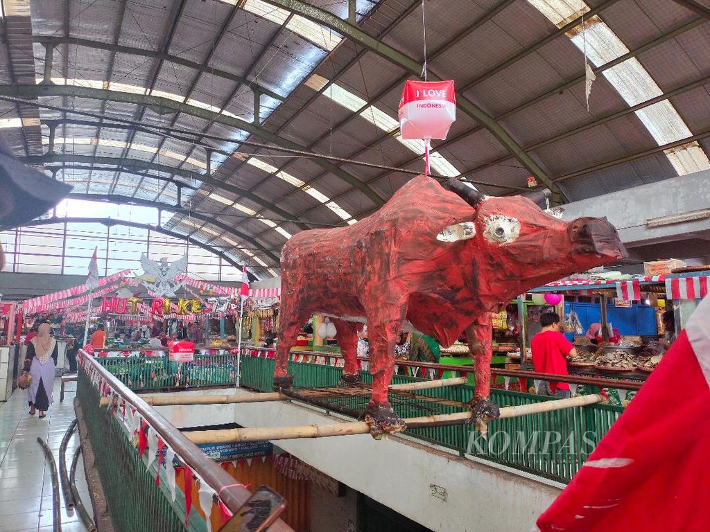 Patung sapi menghiasi blok pedagag daging sapi di Pasar Rejowinangun, Kota Magelang, Jawa Tengah, Rabu (10/8/2022).