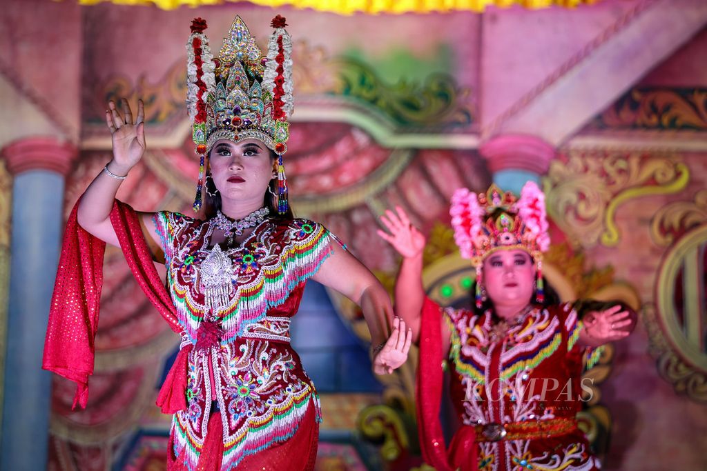 Dua perempuan menampilkan tari janger di Desa Kemiren, Kabupaten Banyuwangi, Jawa Timur, 17 November 2023. Kesenian janger Banyuwangi ditetapkan menjadi Warisan Budaya Tak Benda Indonesia pada 2018. Kesenian ini kerap menjadi hiburan warga dalam acara selamatan. 