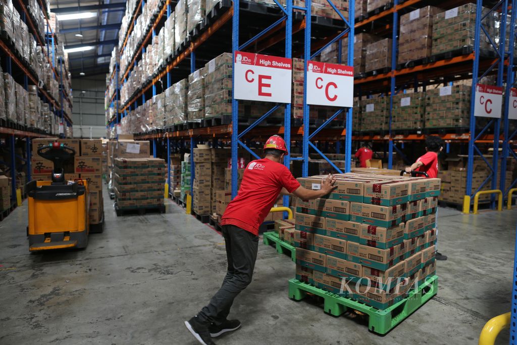 Pekerja memindahkan barang-barang dari produsen yang baru tiba di gudang JD.ID di Marunda Center, Bekasi, Jawa Barat, Jumat (11/12/2020). 