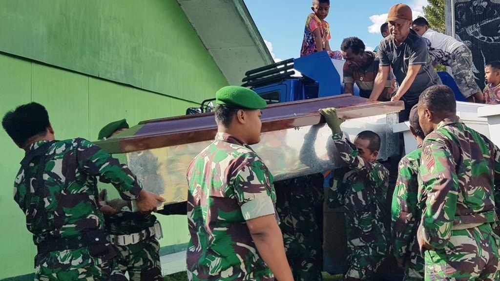 Personel TNI mempersiapkan peti mati bagi pekerja proyek yang tewas ditembak KKB di Nduga, Papua, Selasa (4/12/2018).