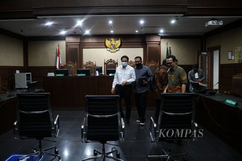 Azis Syamsuddin,  defendant in the bribery case against former Corruption Eradication Commission (KPK) investigator AKP Stepanus Robin Pattuju after trial at the Corruption Court, Jakarta, Monday (14/2/2022).